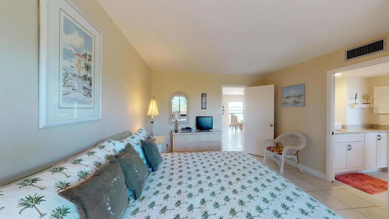 Remodeled Open Floor Plan W/ Wide River Views!!! Holiday home